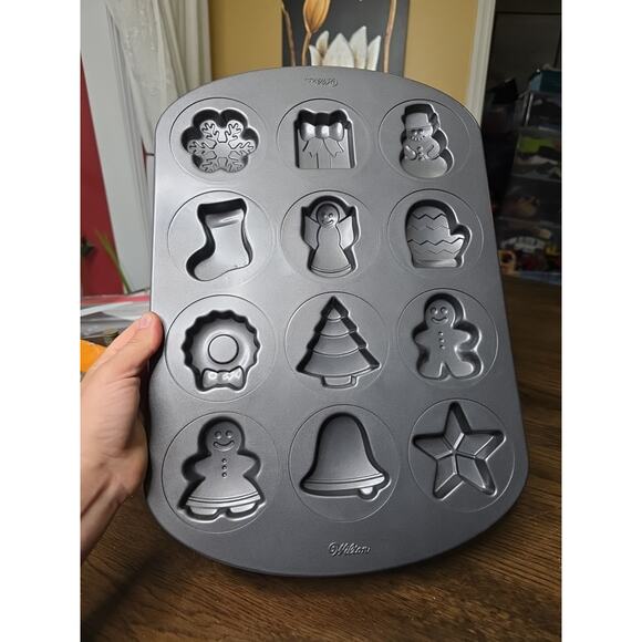 Wilton 12-CAVITY COOKIE PAN ~ 12 Different Christmas designs Dark Non-Stick tS2 - Picture 3 of 12
